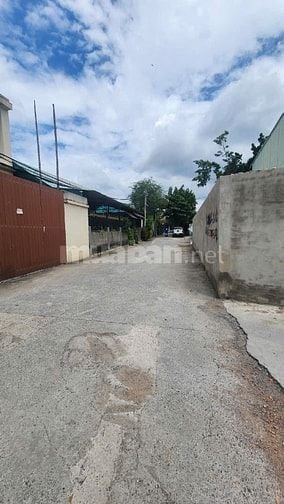Cho thuê xưởng mới xây cao 8m, ngang 14m không cột đường xe tải 8 tấn.