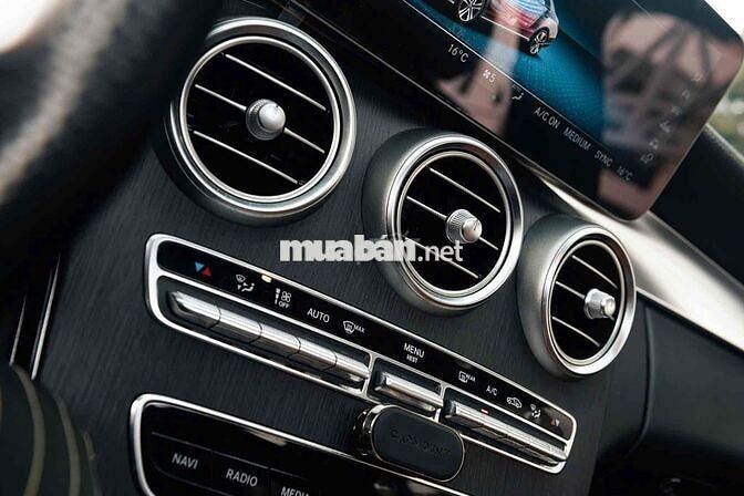 Mercedes C300 AMG màu xanh odo chỉ 31000 km
