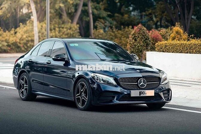 Mercedes C300 AMG màu xanh odo chỉ 31000 km