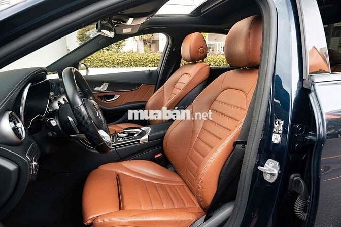 Mercedes C300 AMG màu xanh odo chỉ 31000 km