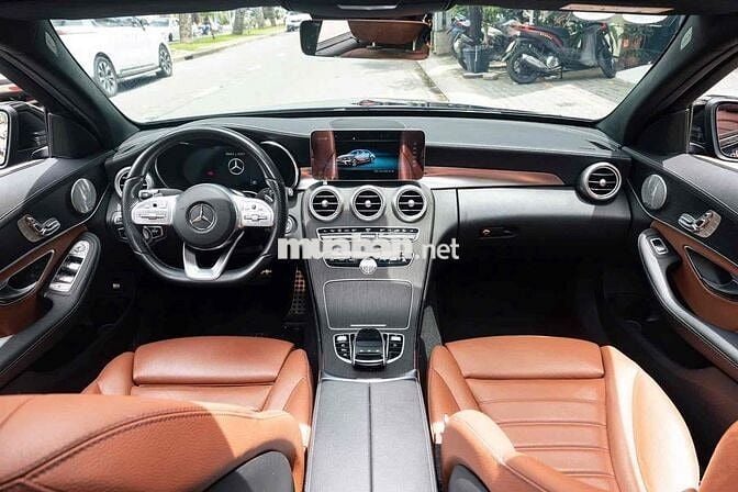 Mercedes C300 AMG màu xanh odo chỉ 31000 km