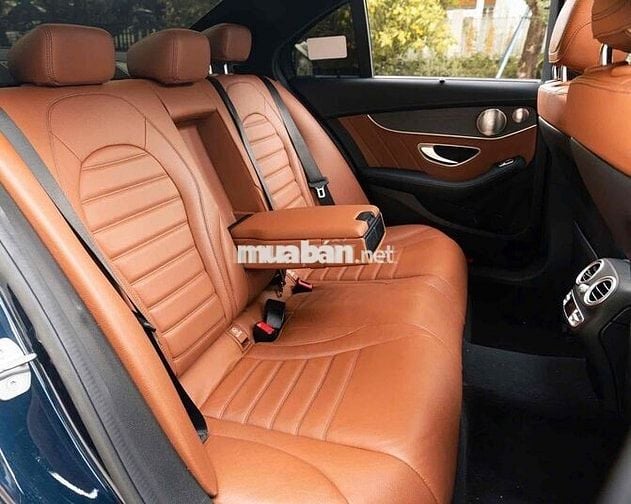 Mercedes C300 AMG màu xanh odo chỉ 31000 km
