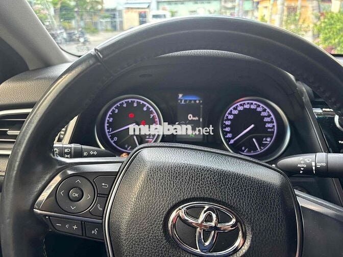 Toyota Camry 2021 2.0G tại Sài Gòn