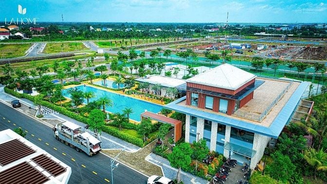 Nhà phố thương mại LA Home 5,45 tỷ – Cạnh TP.HCM, sống xanh