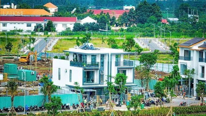 Nhà phố thương mại LA Home 5,45 tỷ – Cạnh TP.HCM, sống xanh