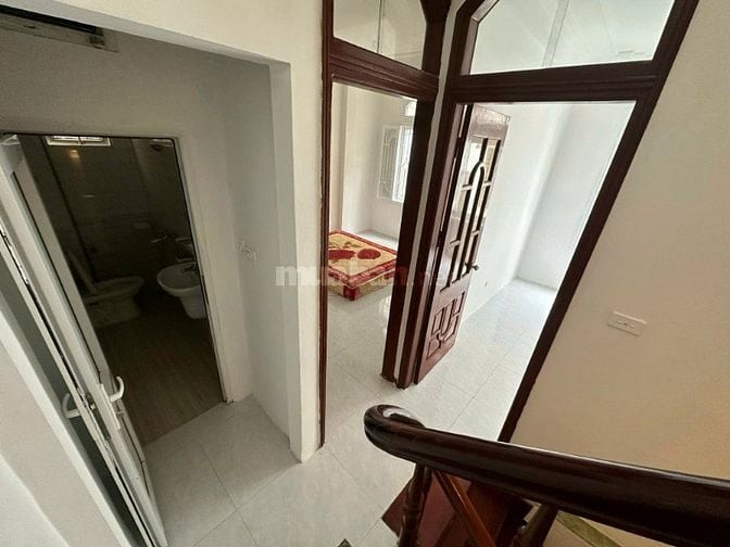 Cho thuê nhà 5 tầng tại số 6 ngõ 713 Lạc Long Quân, ô tô đỗ cửa
