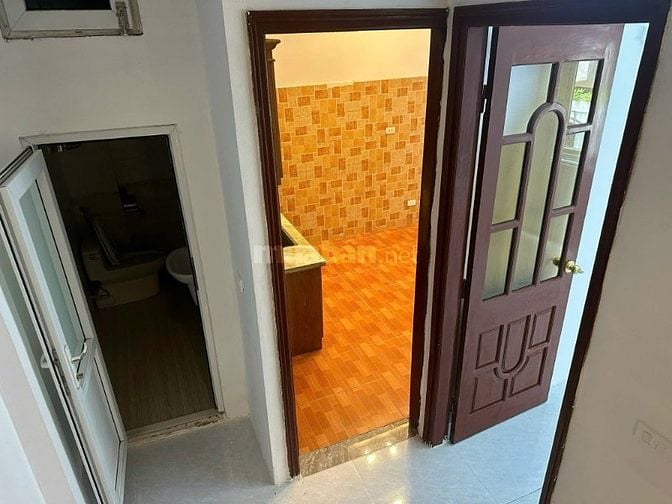 Cho thuê nhà 5 tầng tại số 6 ngõ 713 Lạc Long Quân, ô tô đỗ cửa