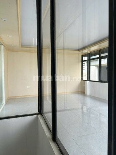 Cho thuê nhà 5 tầng tại số 6 ngõ 713 Lạc Long Quân, ô tô đỗ cửa