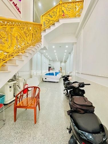 Cho thuê nhà góc hai mặt tiền số 150C Huỳnh Văn Bánh, Phường 11, Quận 