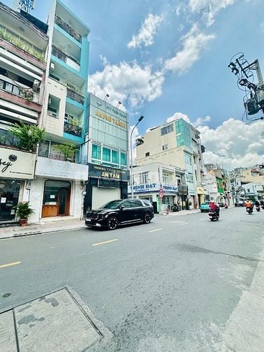 Cho thuê nhà góc hai mặt tiền số 150C Huỳnh Văn Bánh, Phường 11, Quận 