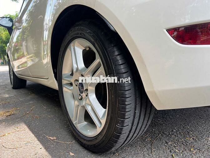 Ford Fiesta 2012 1.6 AT Hatchback - trắng đẹp