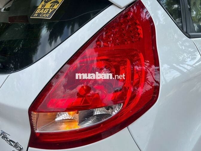Ford Fiesta 2012 1.6 AT Hatchback - trắng đẹp