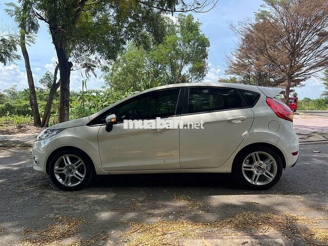 Ford Fiesta 2012 1.6 AT Hatchback - trắng đẹp
