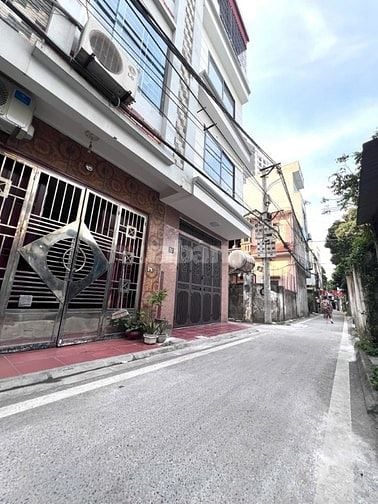 NHÀ DÂN XÂY.LÔ GÓC ĐỨC GIANG LONG BIÊN. NGÕ THÔNG Ô TÔ. 8.5 TỶ