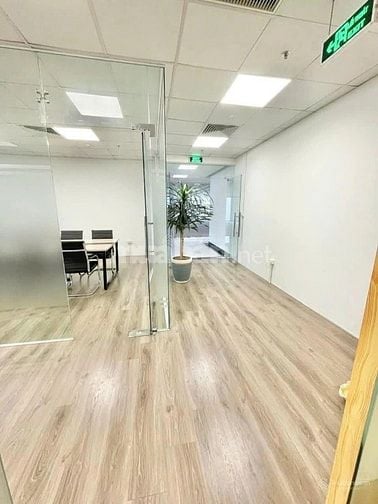 Cho thuê nguyên căn ốp kính hẻm xe tải Vip nhất Nam Kì Khởi Nghĩa Q3