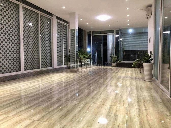 Cho thuê nguyên căn ốp kính hẻm xe tải Vip nhất Nam Kì Khởi Nghĩa Q3