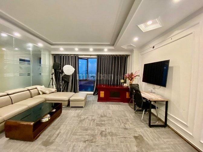 Cho thuê nhà ngõ Trần Quốc Hoàn dt 50m x5t ngõ ô tô đỗ cửa, VP - CTY