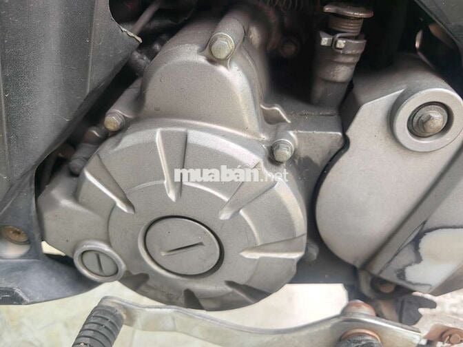 cần bán ex 135 máy móc zin êm áo zin vài chỗ nứt
