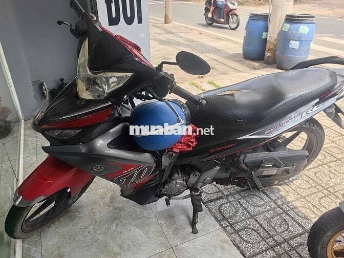 cần bán ex 135 máy móc zin êm áo zin vài chỗ nứt