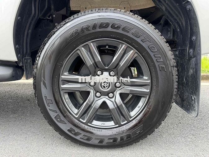 Hàng Hot Hilux tự động 2024 siêu lướt 9.000km