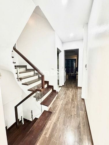 Cần bán gấp nhà Cầu Giấy - 42m2 - lô góc - ô tô - kinh doanh - hơn 13t