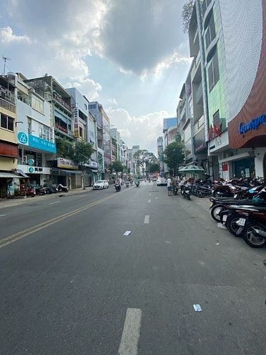 Bán gấp mặt tiền Võ Văn Tần, P5, Q3. DT: 6x17,5m, trệt 2 lầu, hiếm có