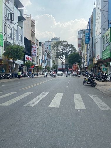 Bán gấp mặt tiền Võ Văn Tần, P5, Q3. DT: 6x17,5m, trệt 2 lầu, hiếm có