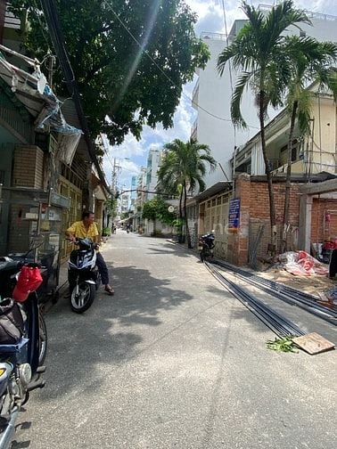 Bán gấp nhà HXH Trường Sơn, ngay sân bay TSN. DT: 5,2x17m, 3 tầng