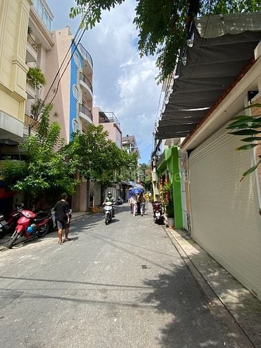 Bán gấp nhà HXH Trường Sơn, ngay sân bay TSN. DT: 5,2x17m, 3 tầng