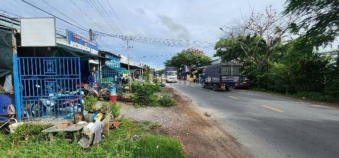 Mặt bằng kinh doanh mặt tiền DT826, Cần Đước, Long An. DT: 2500m2