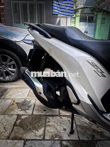 xe còn rất mới , chạy êm , dư xe nên bán