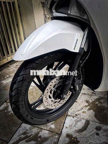 xe còn rất mới , chạy êm , dư xe nên bán