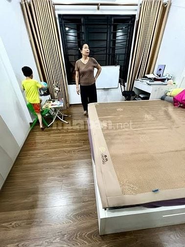 Phố Bồ Đề - Nhà 5 Tầng - 3 PN, Gần Phố, Gần Ô tô đỗ - Hơn 6 Tỷ  