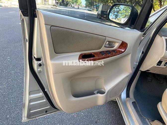 Toyota Innova 2008 G - 123456 km