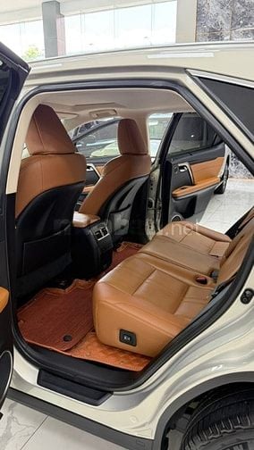 Xe vừa cập bên. Lexus RX300 sản xuất 2020, biển Hà Nội.