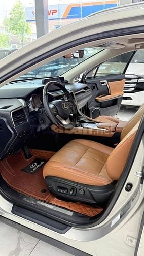 Xe vừa cập bên. Lexus RX300 sản xuất 2020, biển Hà Nội.