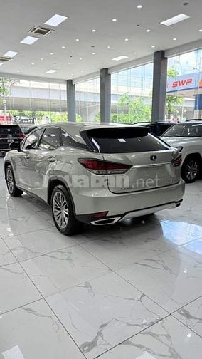 Xe vừa cập bên. Lexus RX300 sản xuất 2020, biển Hà Nội.