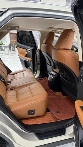 Xe vừa cập bên. Lexus RX300 sản xuất 2020, biển Hà Nội.