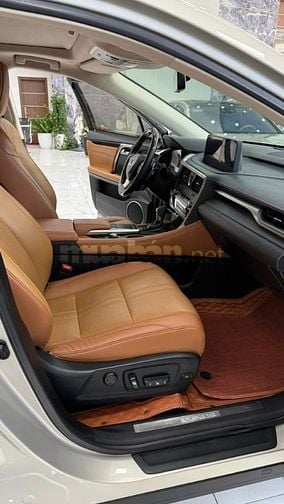 Xe vừa cập bên. Lexus RX300 sản xuất 2020, biển Hà Nội.