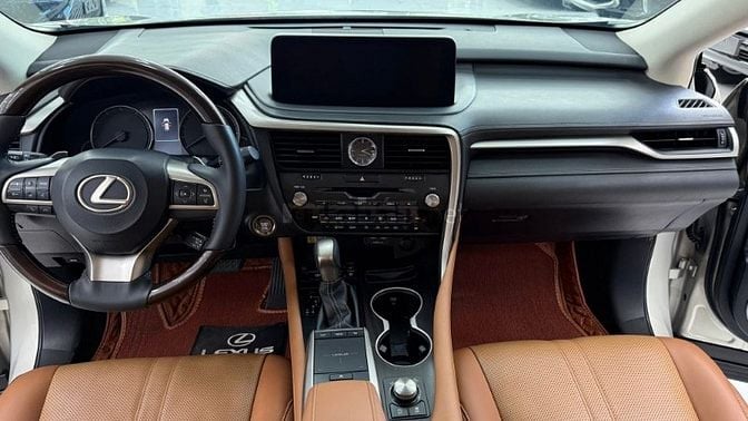 Xe vừa cập bên. Lexus RX300 sản xuất 2020, biển Hà Nội.