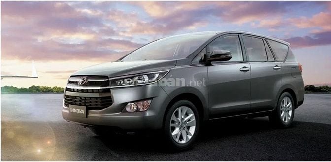 CẦN BÁN XE INNOVA 2018 E MÀU XÁM SỐ SÀN 8 CHỔ 