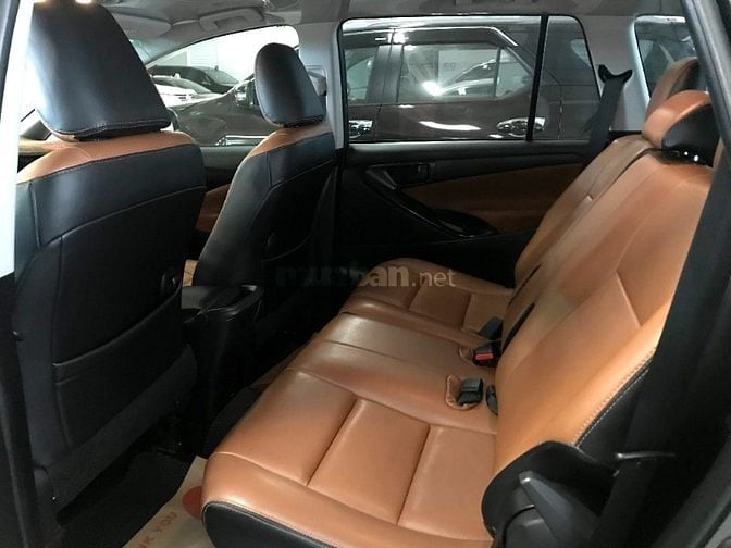 CẦN BÁN XE INNOVA 2018 E MÀU XÁM SỐ SÀN 8 CHỔ 