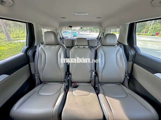 Kia carnival 2.2D luxury- 7000 km