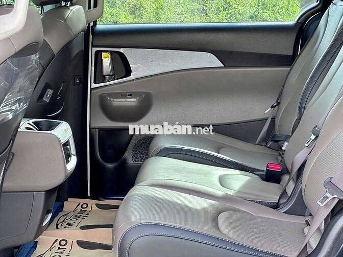 Kia carnival 2.2D luxury- 7000 km
