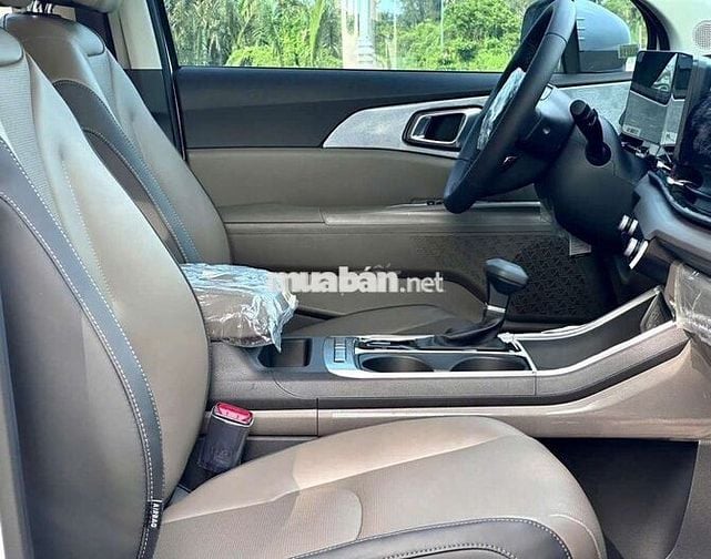 Kia carnival 2.2D luxury- 7000 km