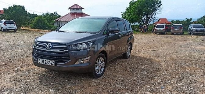 CẦN BÁN XE INNOVA 2018 E MÀU XÁM SỐ SÀN 8 CHỔ 
