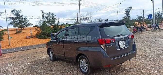 CẦN BÁN XE INNOVA 2018 E MÀU XÁM SỐ SÀN 8 CHỔ 