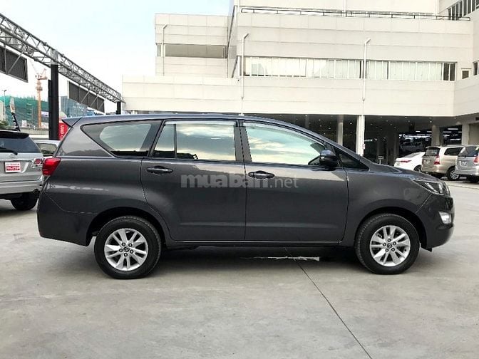 CẦN BÁN XE INNOVA 2018 E MÀU XÁM SỐ SÀN 8 CHỔ 