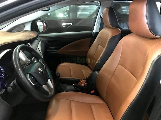 CẦN BÁN XE INNOVA 2018 E MÀU XÁM SỐ SÀN 8 CHỔ 