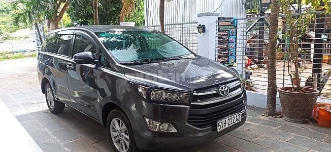 CẦN BÁN XE INNOVA 2018 E MÀU XÁM SỐ SÀN 8 CHỔ 